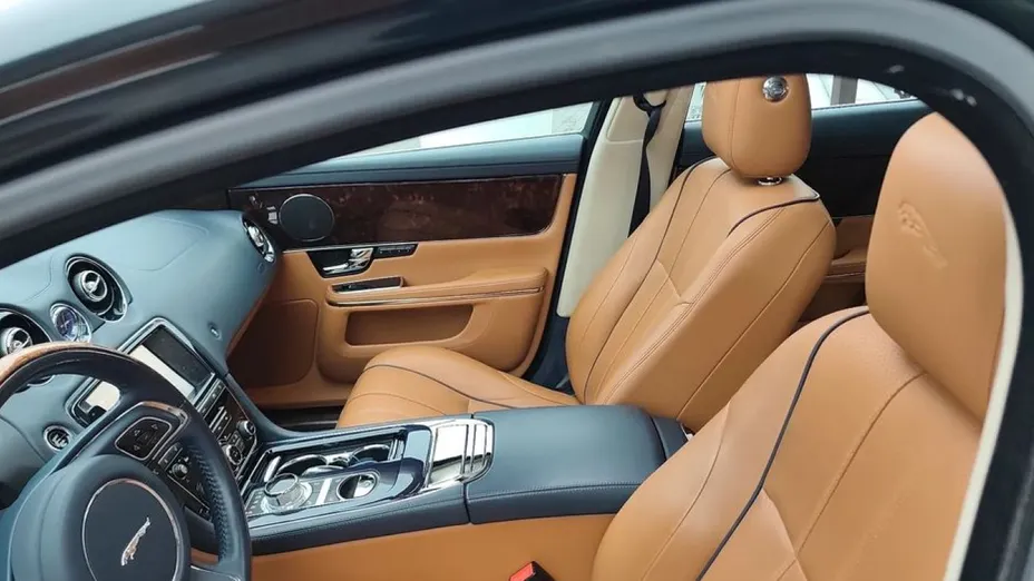 JAGUAR XJ -