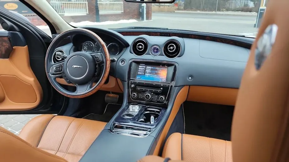 JAGUAR XJ -