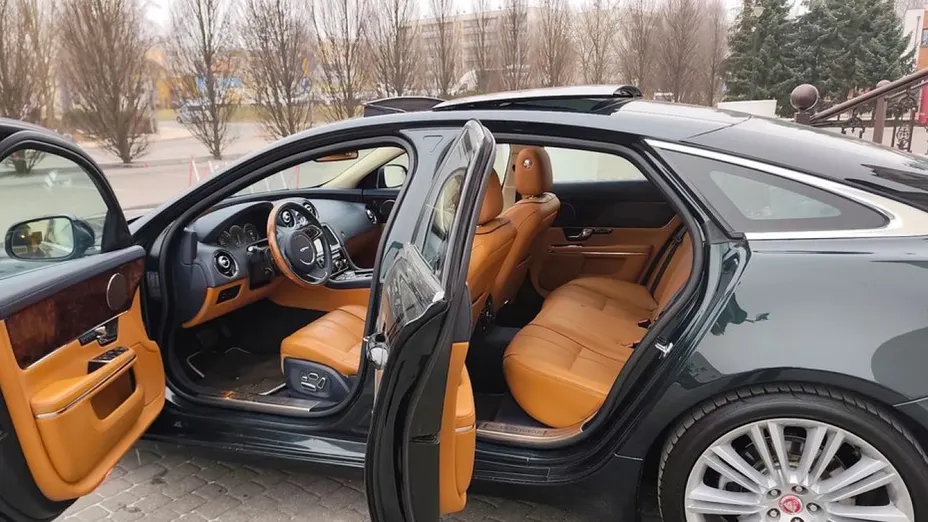 JAGUAR XJ -
