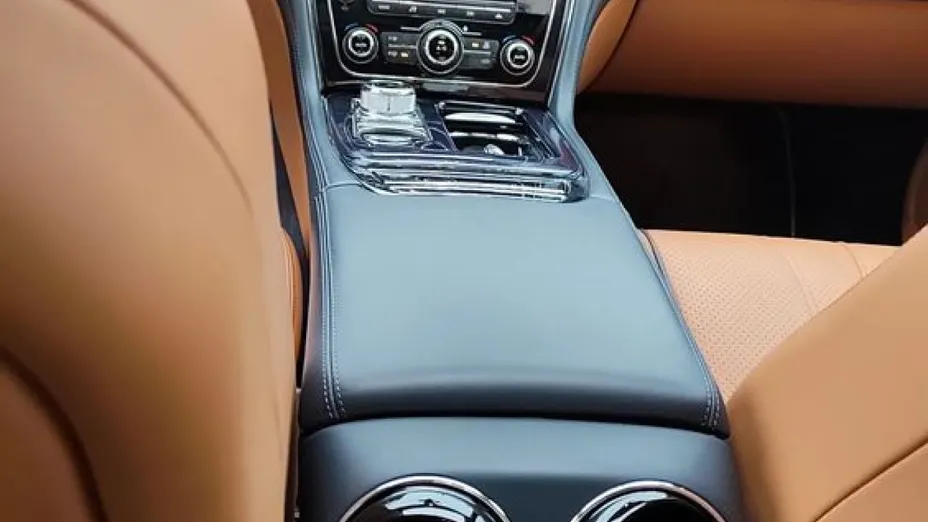 JAGUAR XJ -