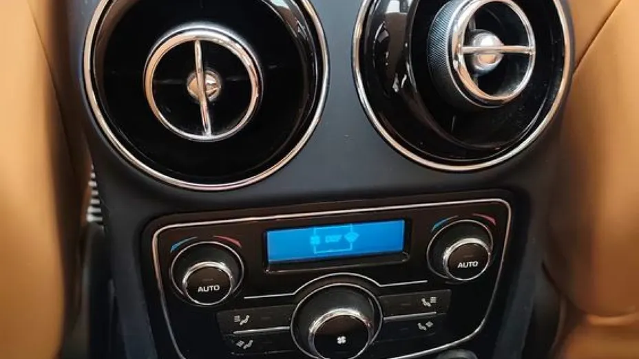 JAGUAR XJ -