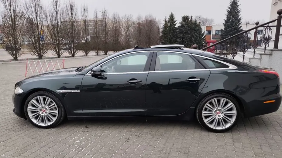 JAGUAR XJ -