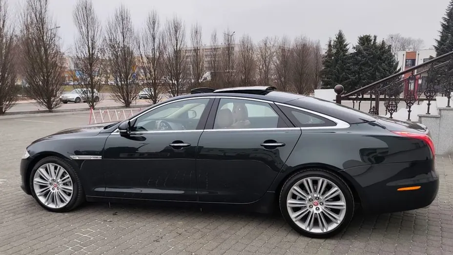 JAGUAR XJ -
