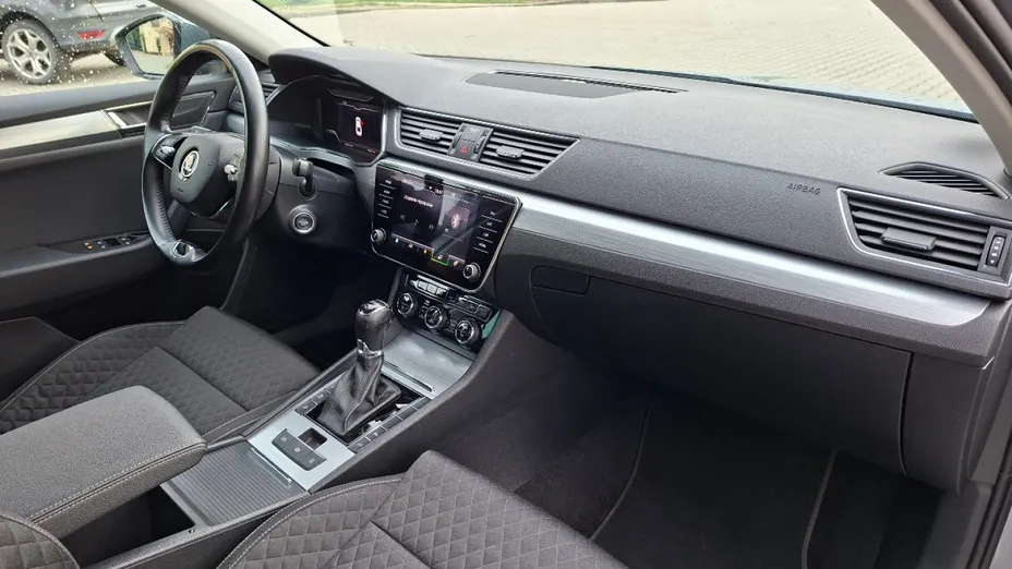 SKODA Superb -