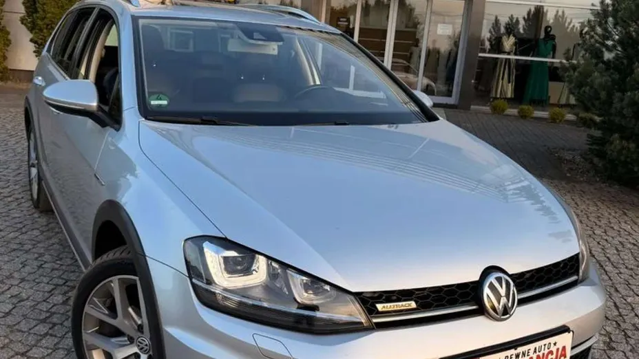 VOLKSWAGEN Golf -