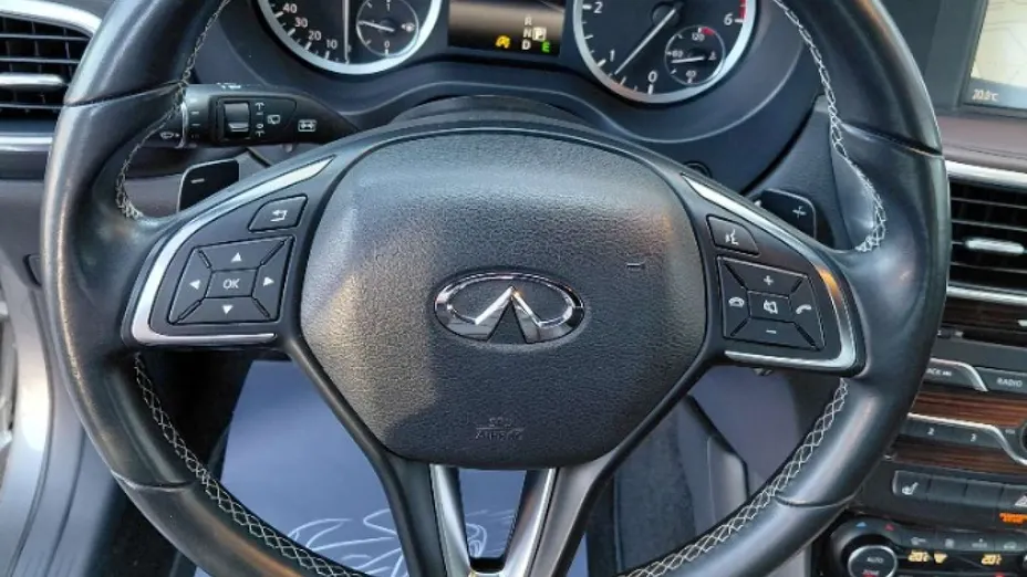 INFINITI Q30 -