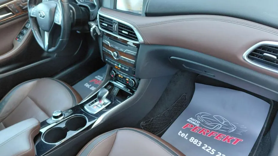 INFINITI Q30 -