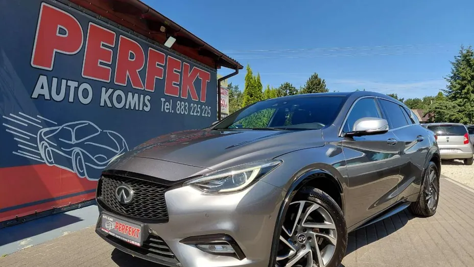 INFINITI Q30 -