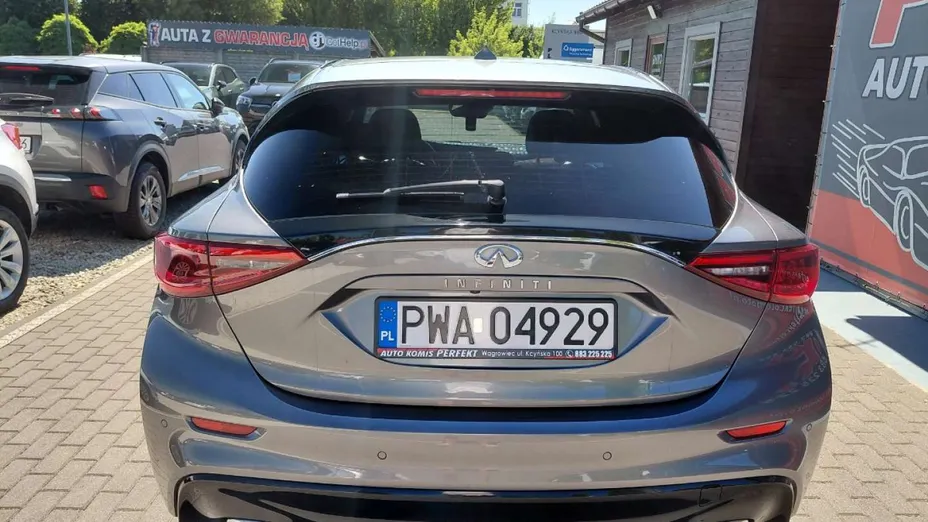 INFINITI Q30 -