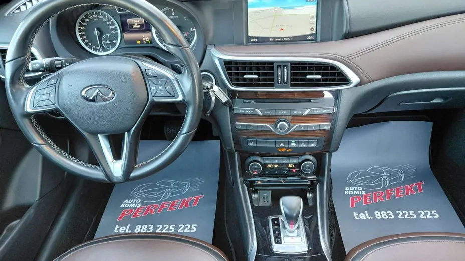 INFINITI Q30 -