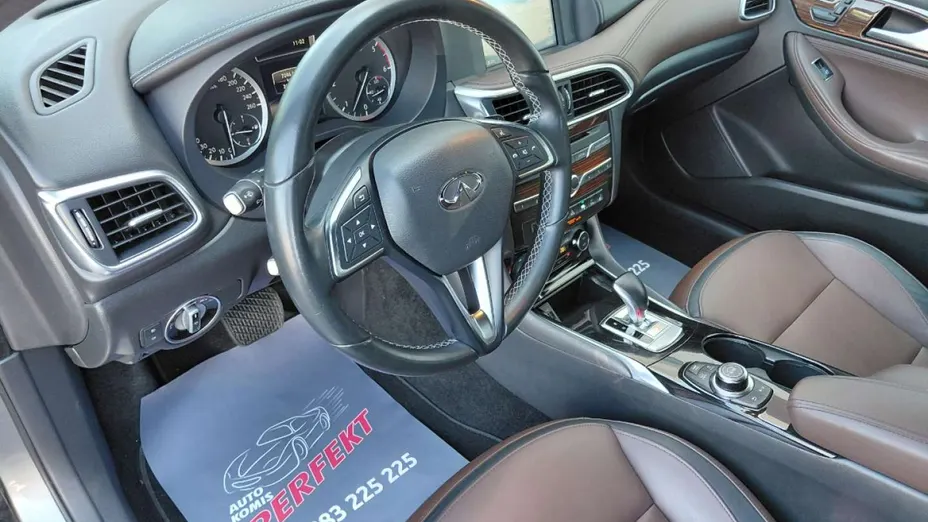 INFINITI Q30 -