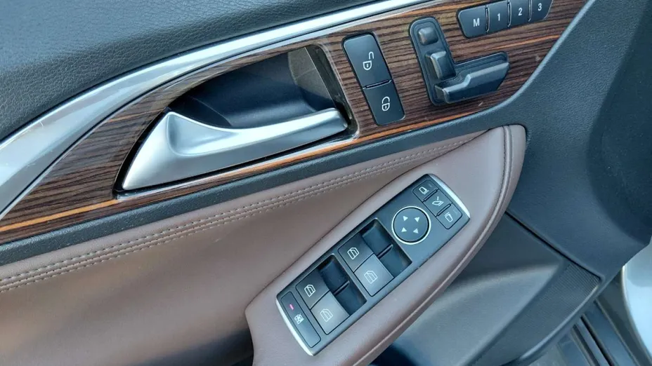 INFINITI Q30 -