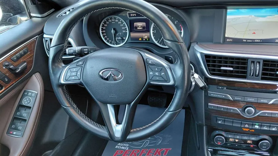 INFINITI Q30 -