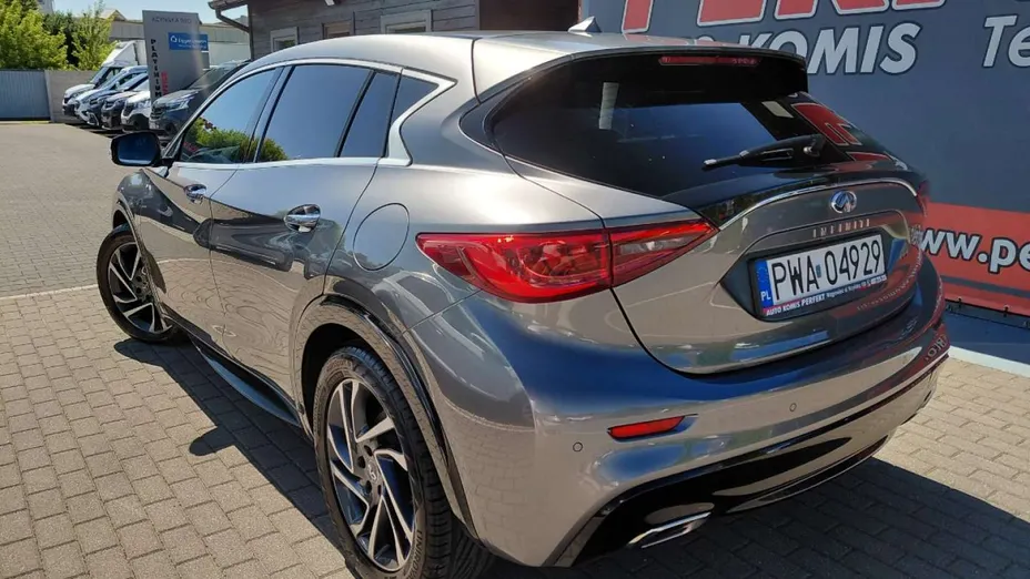 INFINITI Q30 -