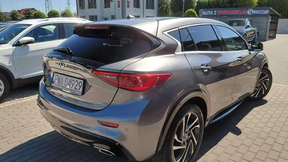 INFINITI Q30 -