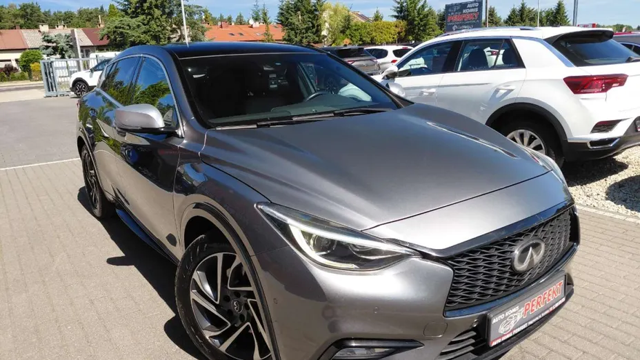 INFINITI Q30 -