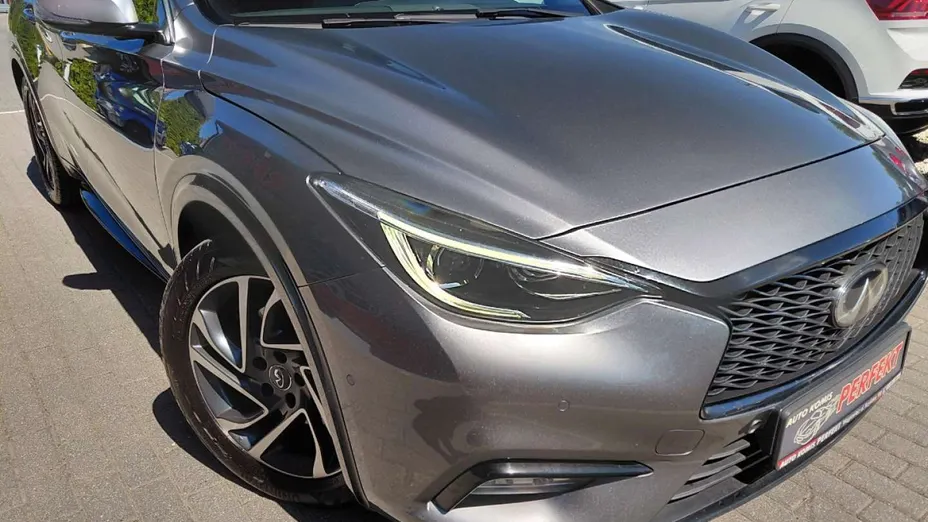 INFINITI Q30 -