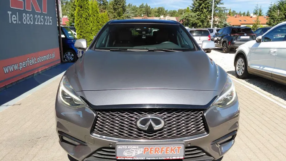 INFINITI Q30 -