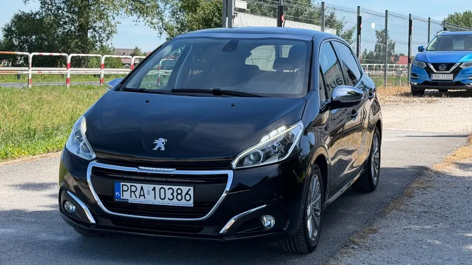 PEUGEOT 208 -