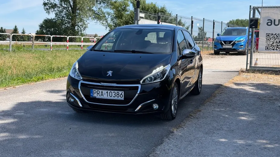 PEUGEOT 208 -