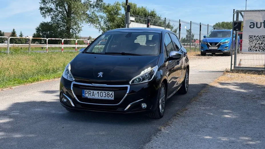 PEUGEOT 208 -