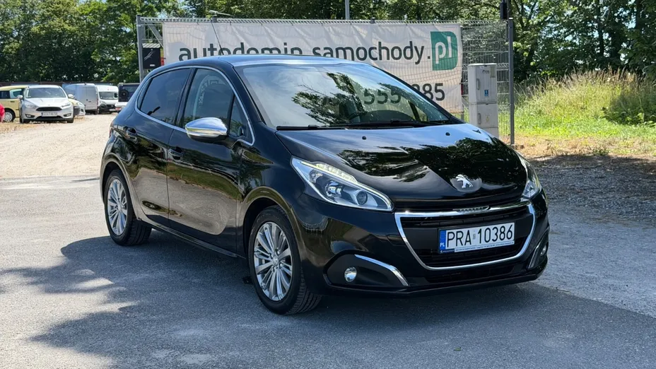 PEUGEOT 208 -