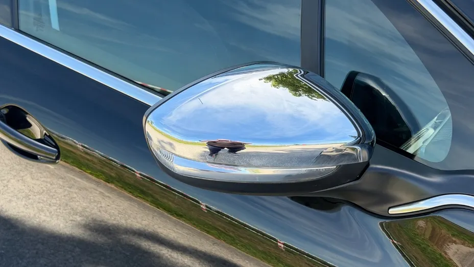 PEUGEOT 208 -