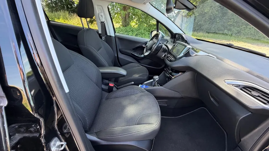 PEUGEOT 208 -
