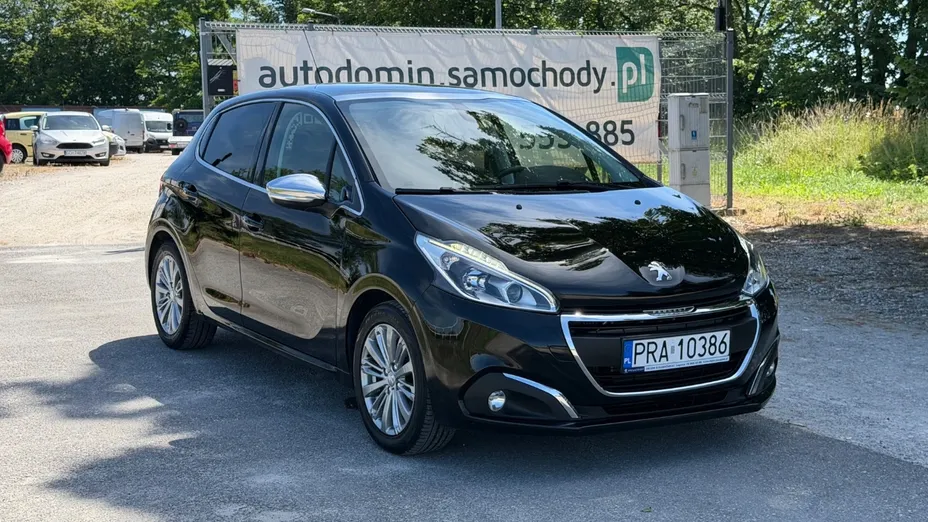PEUGEOT 208 -