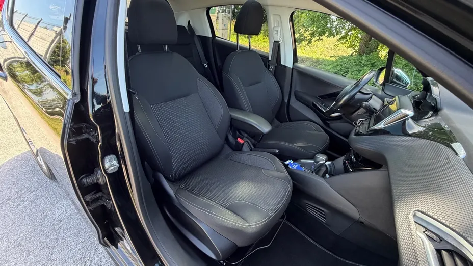 PEUGEOT 208 -