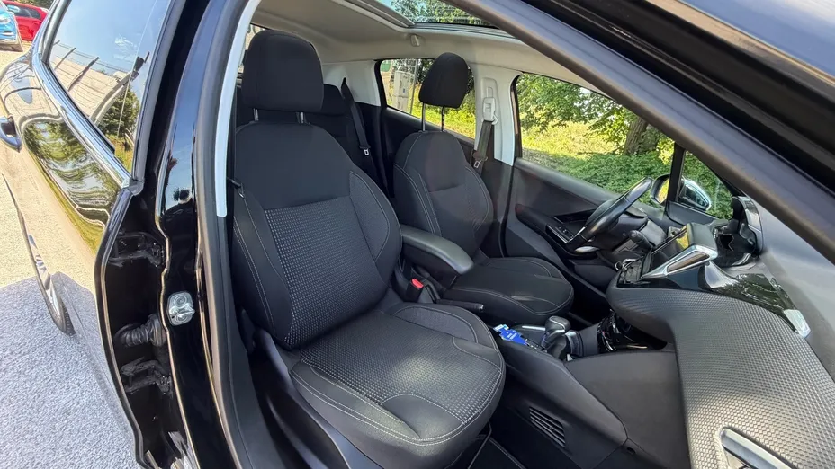 PEUGEOT 208 -