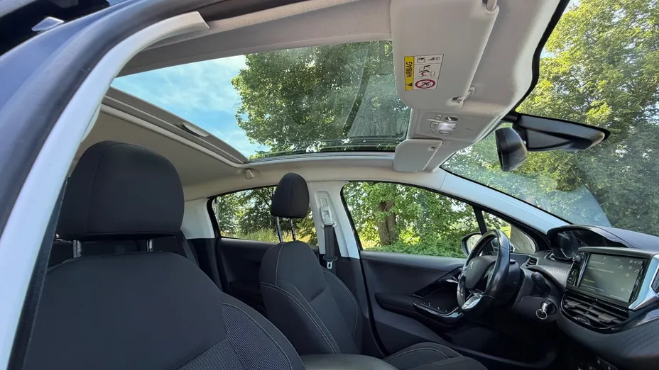 PEUGEOT 208 -