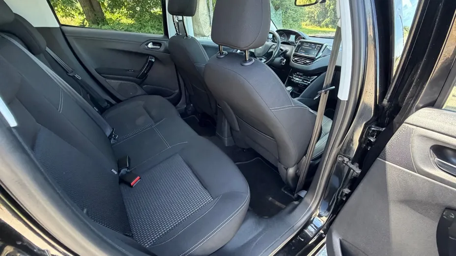 PEUGEOT 208 -