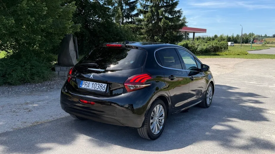 PEUGEOT 208 -