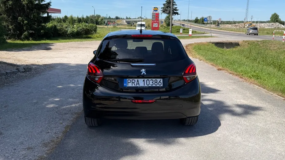 PEUGEOT 208 -