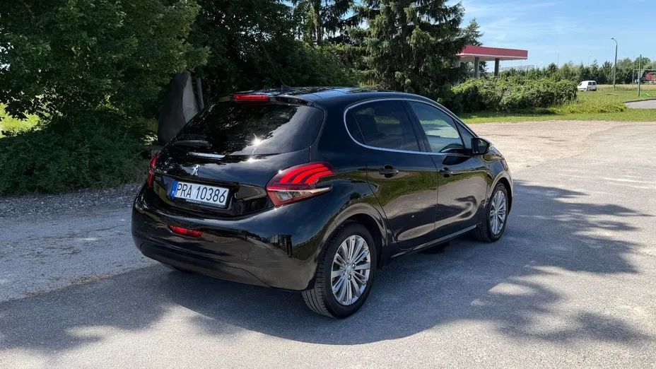 PEUGEOT 208 -