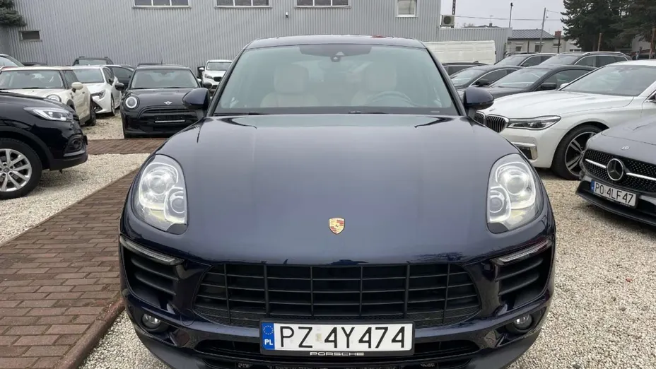 PORSCHE Macan -