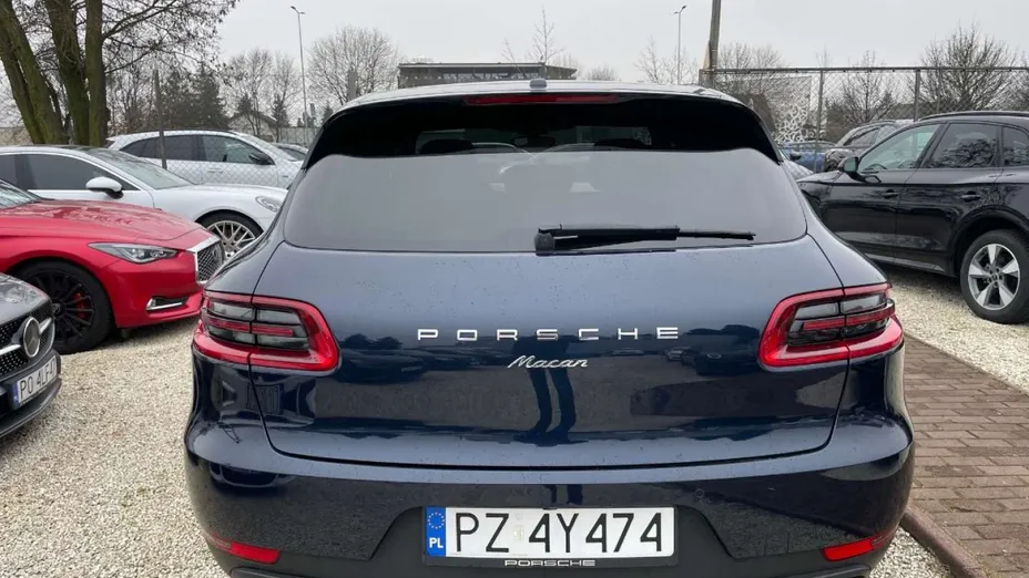 PORSCHE Macan -