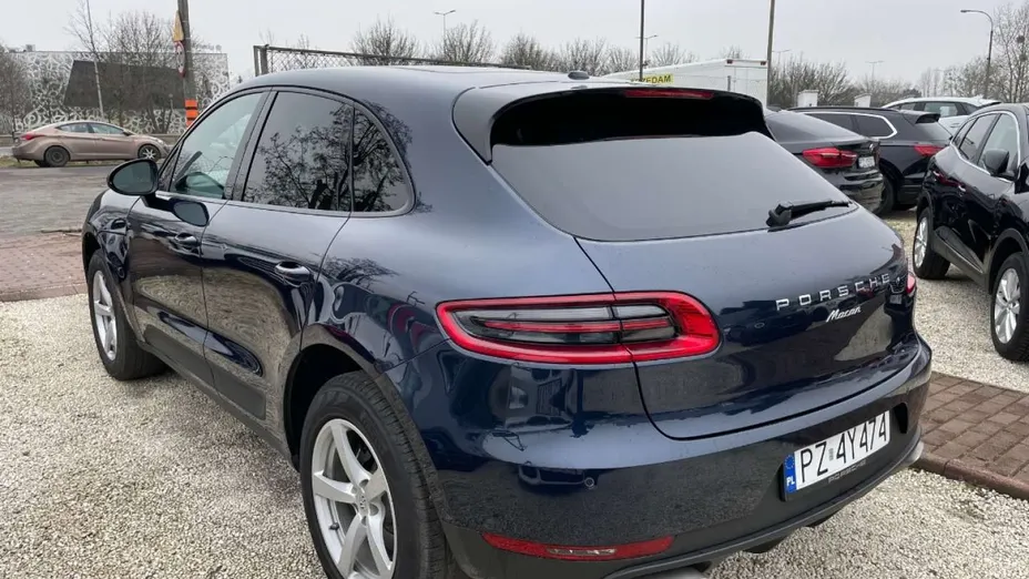 PORSCHE Macan -