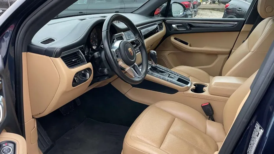 PORSCHE Macan -