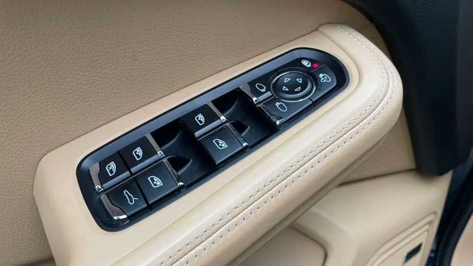 PORSCHE Macan -
