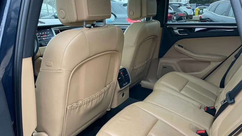 PORSCHE Macan -