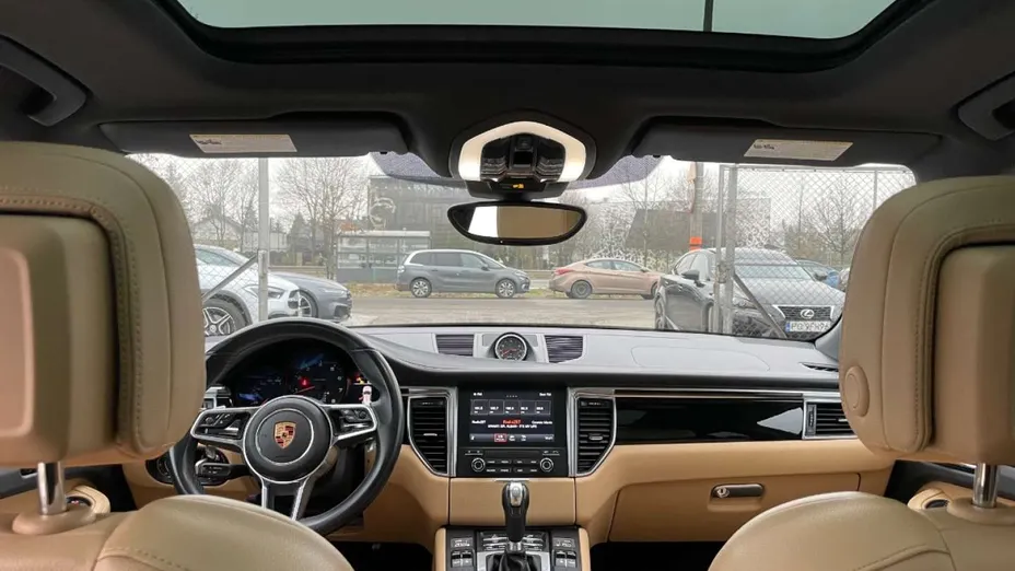 PORSCHE Macan -