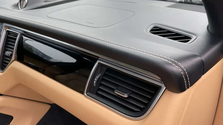 PORSCHE Macan -