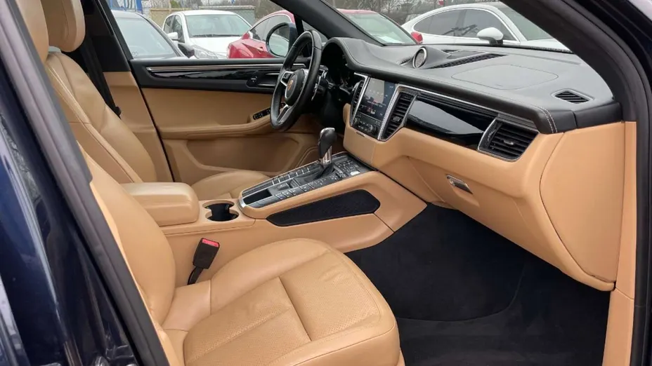 PORSCHE Macan -