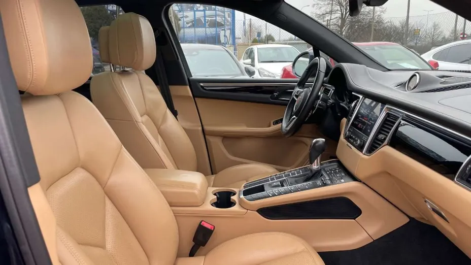 PORSCHE Macan -