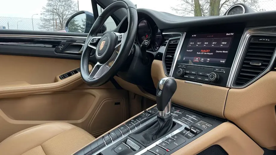 PORSCHE Macan -