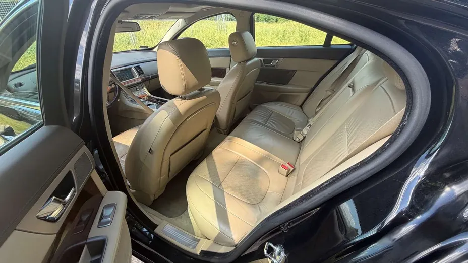 JAGUAR XF -