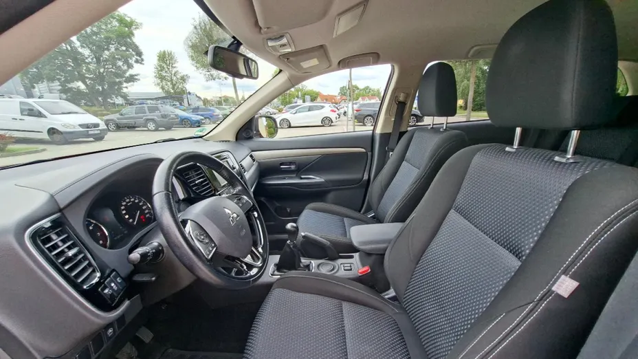MITSUBISHI Outlander -