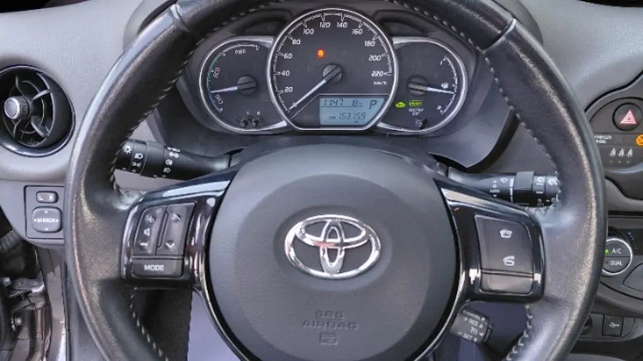TOYOTA Yaris -